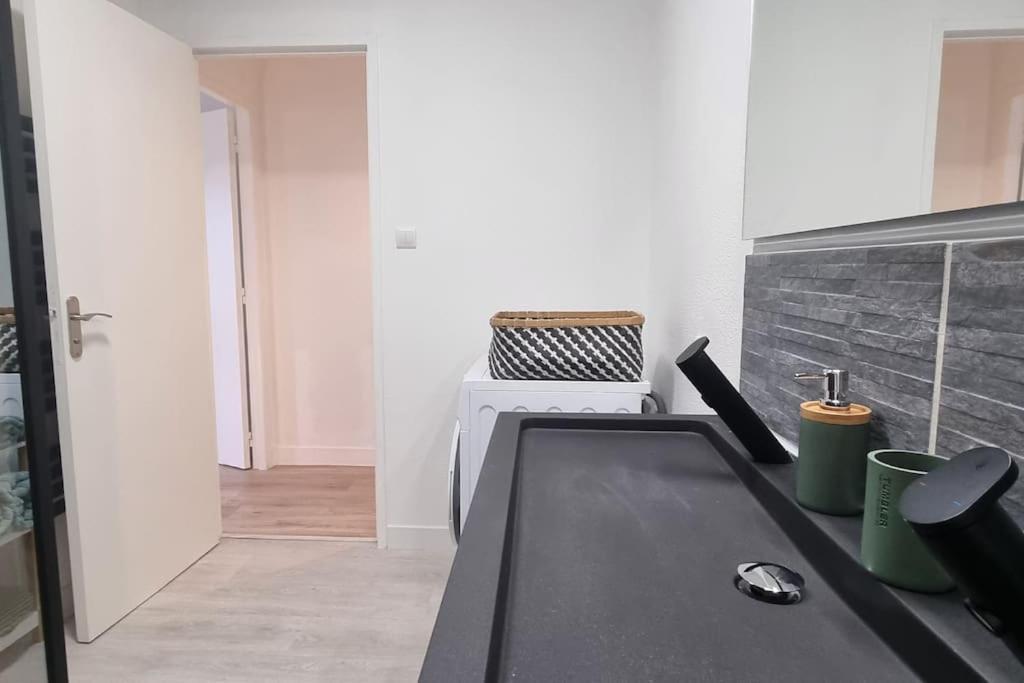 Le Retro Chic: Central Renovated Apartment with Free Parking La Roche-Chalais Exterior photo